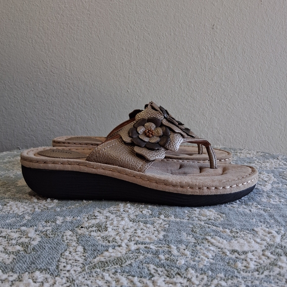 Clarks Artisan Floral Leather Wedge l Sandals Sz.8.5 Taupe Comfort Boho FP - Picture 9 of 17